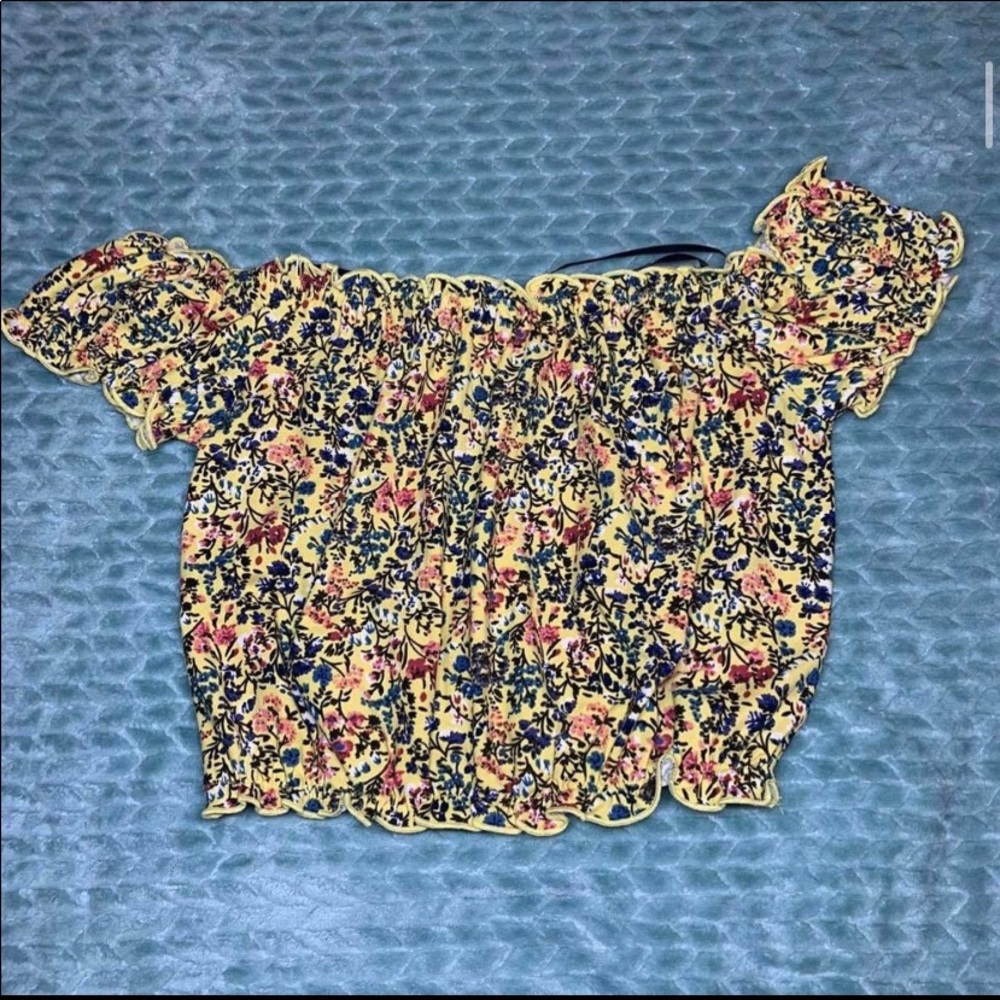 Size S off the shoulder cropped shirt